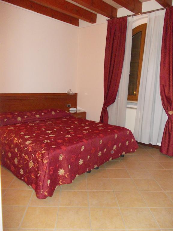 Albergo Le Piante マネルバ・デル・ガルダ エクステリア 写真